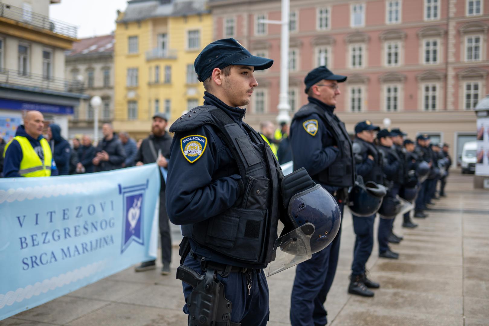 Krunica se na koljenima svakog mjeseca moli i za ostale nakane, a dok vitezi žrtvuju subotu ujutro, mjesecima unazad u znak neslaganja organizirani su prosvjedi pod nazivom "Tiha misa". Umjetnički je to performans kojega su podržale neke civilne udruge i udruge za zaštitu ženskih prava.