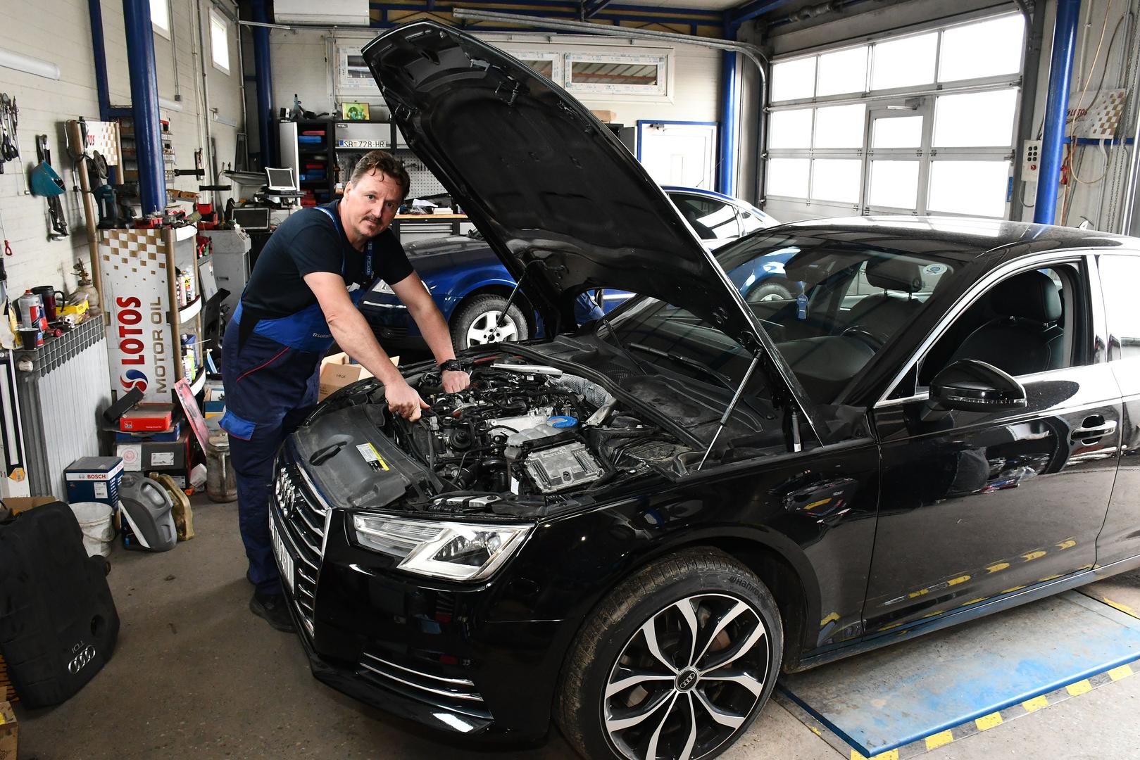 27.10.2023., Sikirevci - Automehanicar Ivan Lepan iz Sikirevaca cija je objava o uvodjenju novih pravila poslovanja i novom odnosu prema musterijama postala hit. Photo: Ivica Galovic/PIXSELL