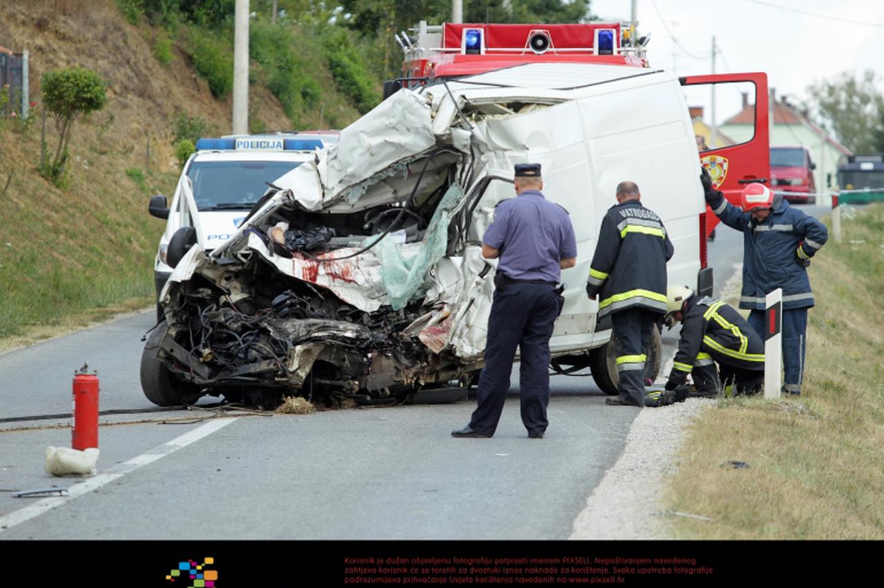 '18.07.2011., Sokolovac - U sudaru kombija koprivnickih registarskih oznaka i kamiona, koja se dogodila u selu nedaleko Koprivnice, poginule su dvije osobe. Nesluzbeno se doznaje da se radi o ocu i si