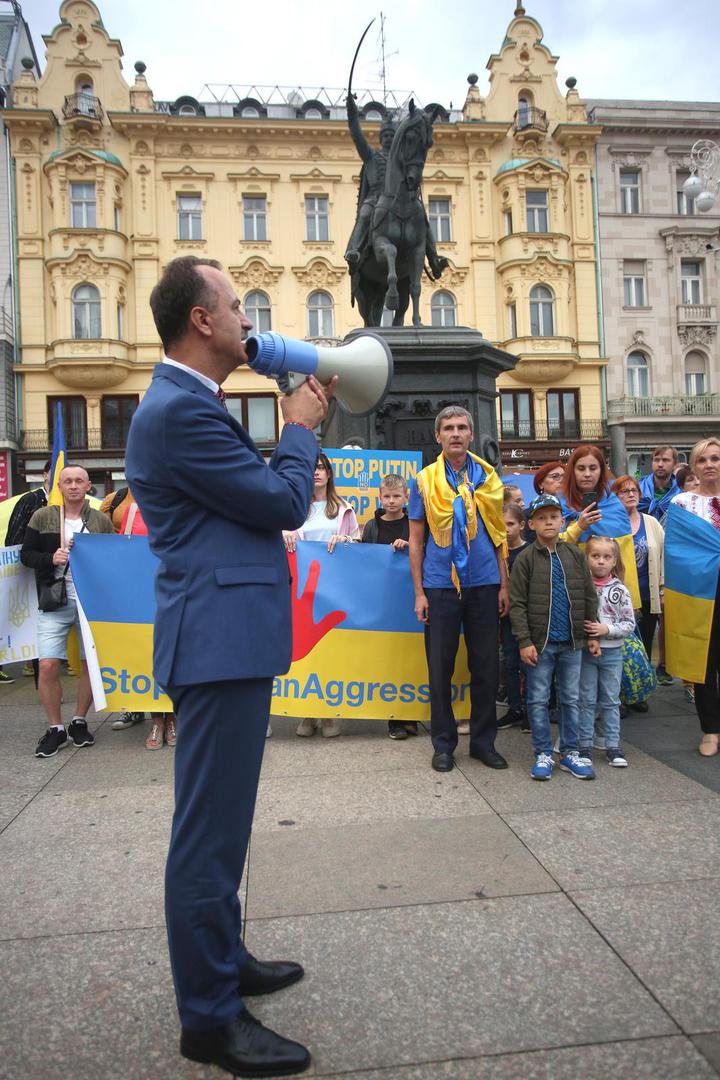 23.08.2022., Zagreb - Na Trgu bana jelacica odrzan Ukrajinski hod uz transparente i pjesmu protiv rata u Ukrajini. Photo: Lovro Domitrovic/PIXSELL