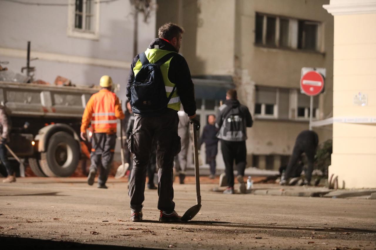 Puste ulice Petrinje s tek ponekim stanovnikom koji uklanja ruševine s ceste