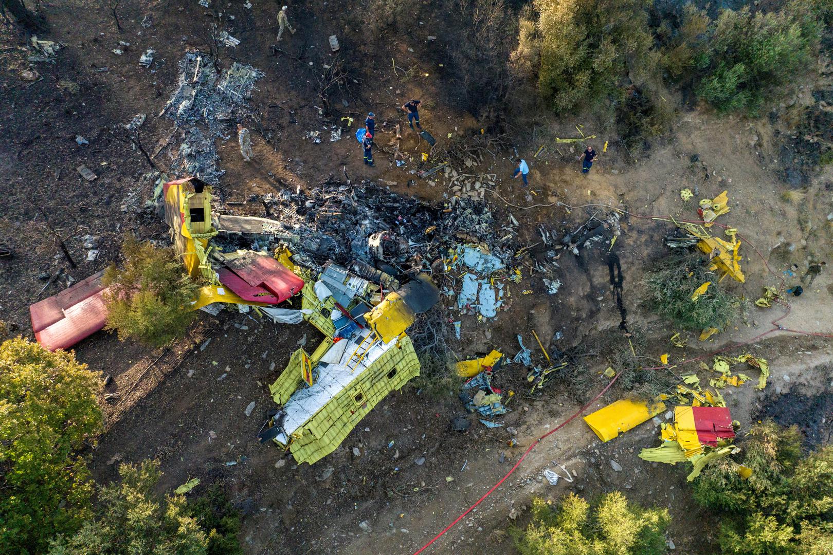 Rescuers operate at the site where a firefighting plane crashed after a water drop as a wildfire burns in Platanistos on the island of Evia, Greece, July 25, 2023. REUTERS/Stelios Misinas     TPX IMAGES OF THE DAY     REFILE - CORRECTING LOCATION FROM KARYSTOS TO PLATANISTOS Photo: STELIOS MISINAS/REUTERS