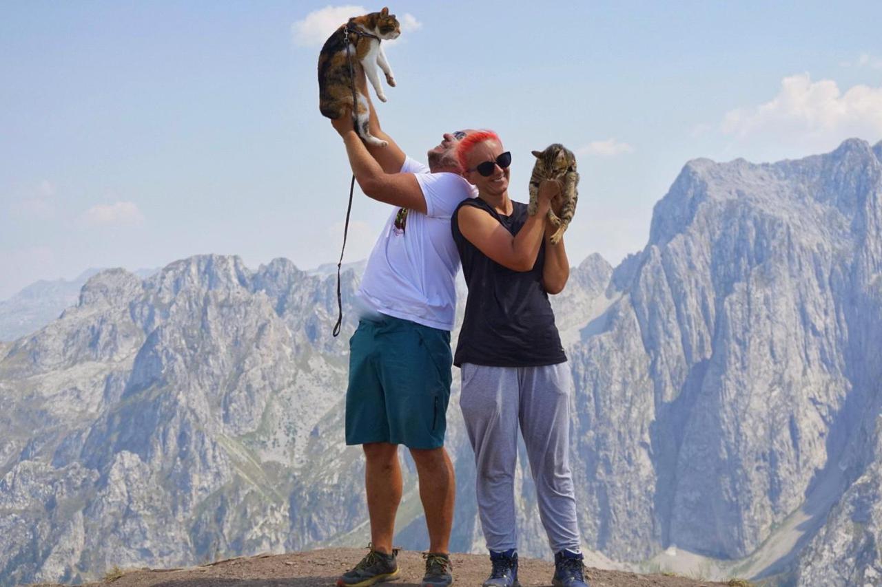 Mališa se smjesti u svoju torbicu i uživa u ljepoti koja ga okružuje