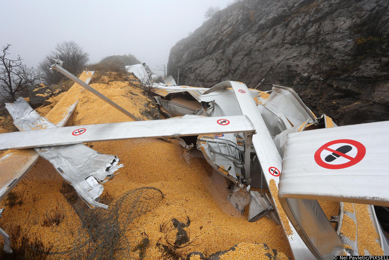 12.12.2023.., Rijeka -  Izmedju kolodvora Meja i Skrljevo jucer je  je do sudara teretnog vlaka prijevoznika Rail Cargo Carrier - Croati i pruznog vozila TMD HZ Infrastrukture.Danas je pocelo je izvlacenje vlaka Photo: Nel Pavletic/PIXSELL