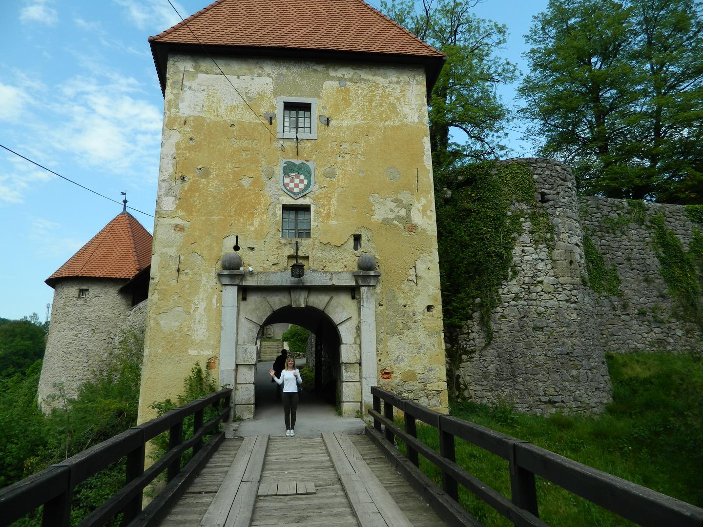 Iako je svoj oblik dobio u srednjem vijeku, stari je grad bio privlačno mjesto za život još od rimskog doba, a svjedoči tome poneki rimski temelj koji se krije ispod dvorca