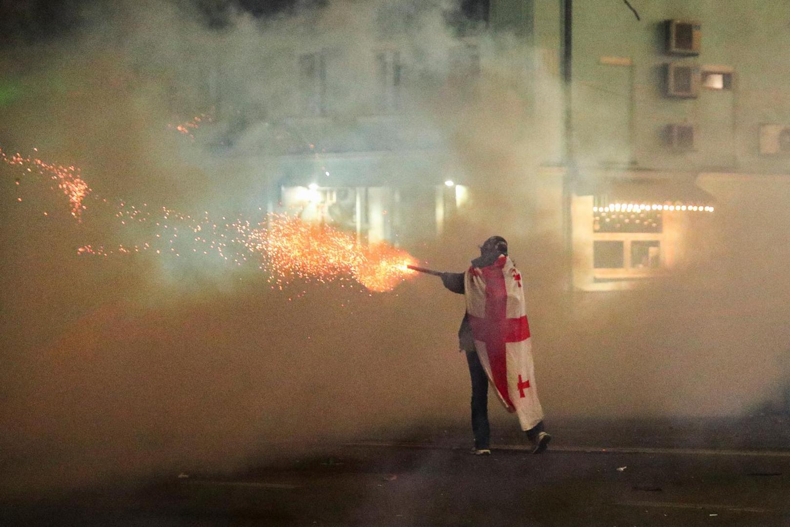 Dvadesetišestero ljudi ozlijeđeno je, većinom prosvjednici, u sukobima s policijom u Gruziji u ponedjeljak navečer, objavile su u utorak gruzijske vlasti, a priprema se i šesta noć proeuropskih prosvjeda.