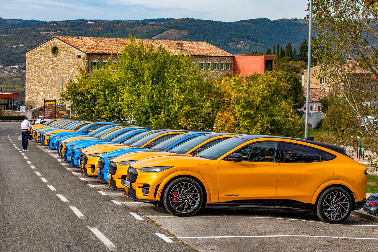 Podno Motovuna parkirani električni automobili Ford Mustang Mach-E4