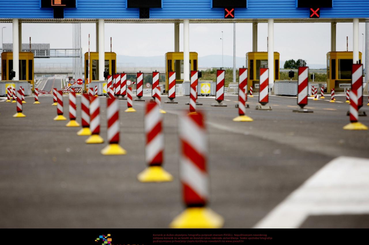 '04.09.2009., Zagreb, Hrvatska - Autocesta Zagreb-Sisak, dionica Velika Gorica-Busevec. Autocesta je otvorena devetog svibnja ove godine a vec se skida gornji sloj asfalta.  Photo: Slavko Midzor/24sat