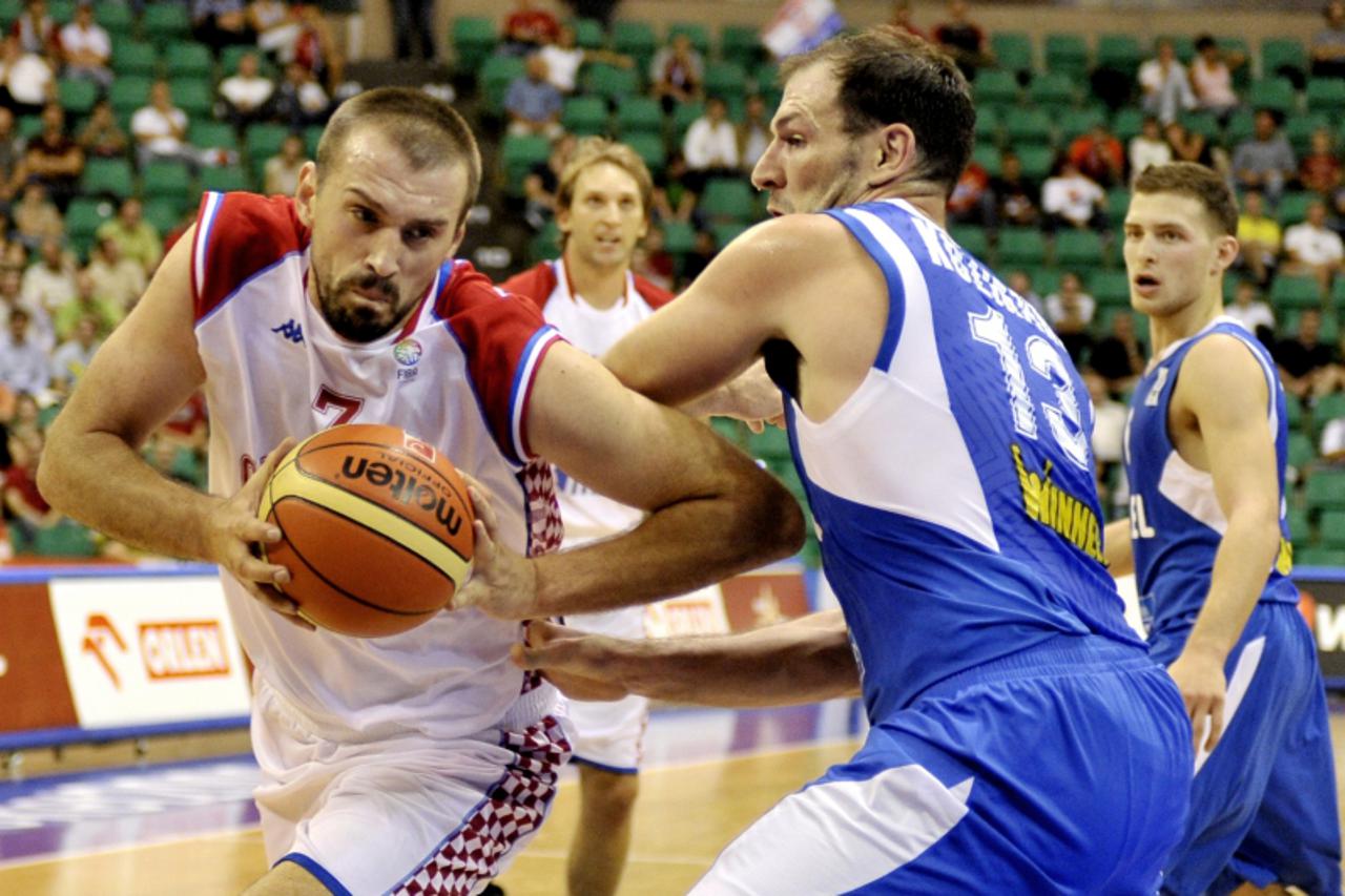 'Croatia\'s Nikola Vujcic (L) is marked by Israel\'s Ido Kozikaro during their 2009 European championship preliminary round, group A, basketball game in Poznan on September 7, 2009. AFP PHOTO / Aris M