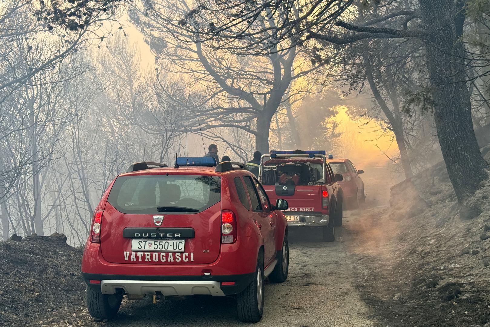 Dojavu o požaru Županijski vatrogasni operativni centar (ŽVOC) Split zaprimio je u 14:40 sati.  Riječ je o požaru otvorenog prostora na području Solina, a gašenje požara je dodatno otežavao jak vjetar.