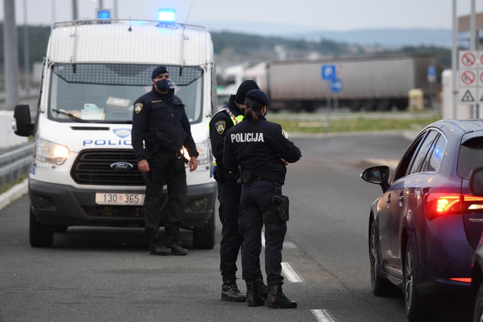 23.12.2020., Pirovac - Policijski sluzbenici Sibensko-kninske zupanije na punktovima kontroliraju provodjenje novim mjera izdanih od strane Stozera Civilne Zastite Republike Hrvatske. Kretanje medju zupanijama dozvoljeno je samo vozilima sa propusnicom. Photo: Hrvoje Jelavic/PIXSELL