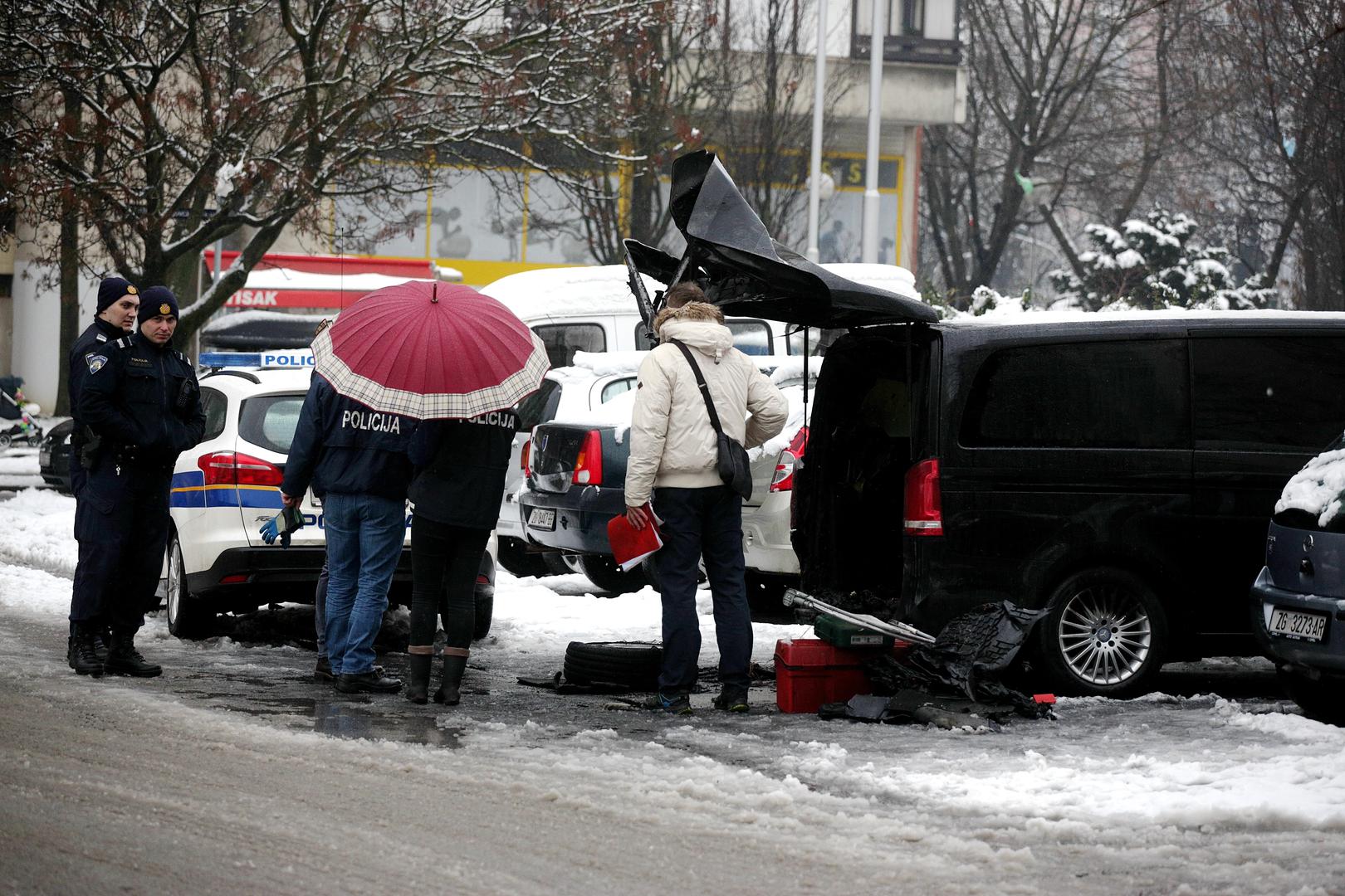 Crni kombi izgorio je na parkiralištu u Zagrebu