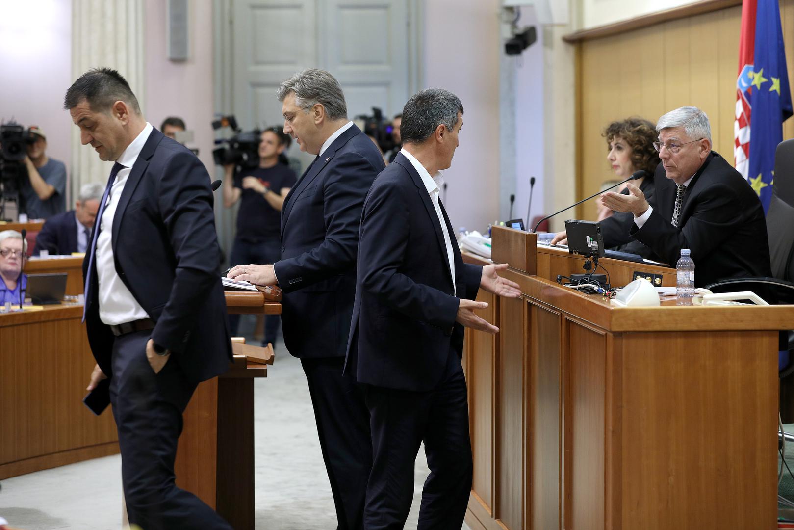 24.10.2023., Zagreb - Premijer Andrej Plenkovic dosao je u Sabor i u nastavku sjednice podnosi godisnje izvjesce Vlade Republike Hrvatske.  Zastupnici lupanjem iskazuju nezadovoljstvo. Photo: Patrik Macek/PIXSELL