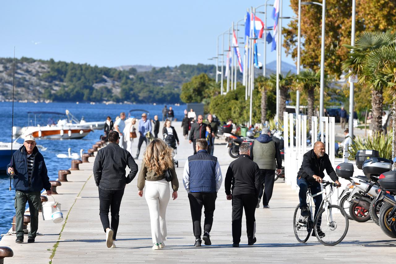 Šibenik: Sun?ano prijepodne na gradskoj rivi