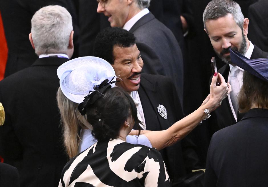 London:  Na krunidbi  Charlesa III Lionel Richie  snimao je selfije s obožavateljima