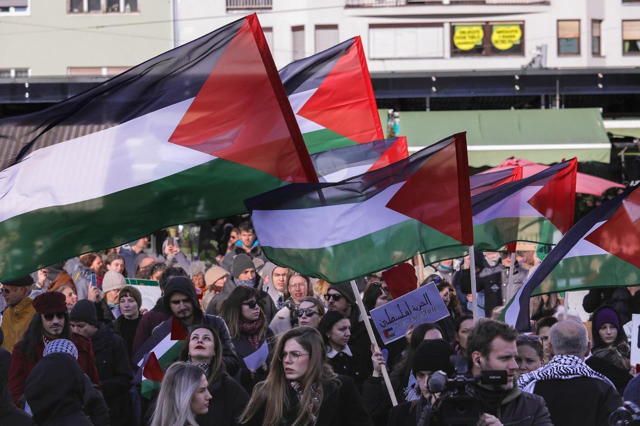 Zagreb: Inicijativa za slobodnu Palestinu održala je mirni skup pod nazivom "Ne u naše ime - mir i sloboda Palestini"