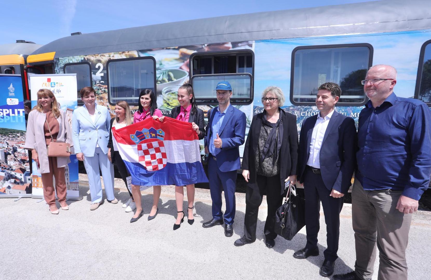 29.05.2021., Split - U suradnji s ceskim prijevoznikom RegioJetom na zeljeznicki kolodvor stigao je prvi vlak s ceskim, slovackim i madjarskim turistima. Program putovanja i boravak u Splitsko-dalmatinskoj zupaniji pripremljen je za 30 predstavnika vodecih ceskih, slovackih i madjarskih medija. Photo: Ivo Cagalj/PIXSELL