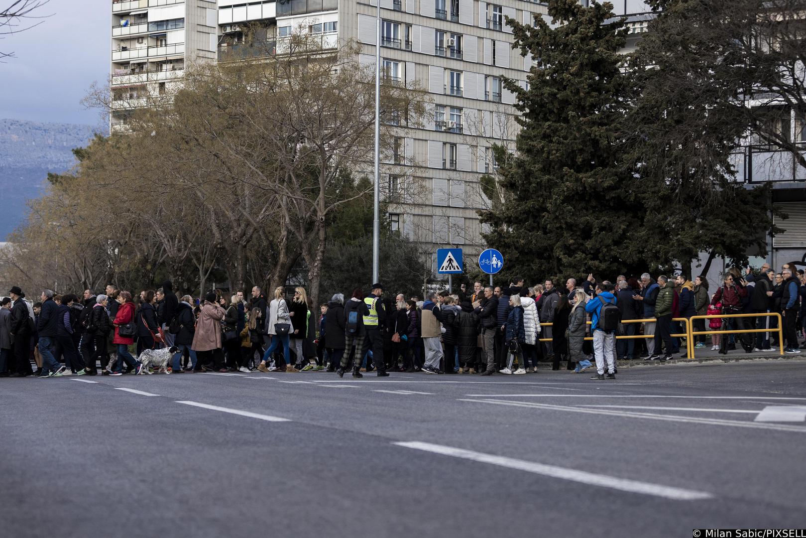 24.02.2023., Split - Stanovnici splitskog kvarta Spinut stalnim prelaskom pjesackog prelaza ispred nebodera zaustavili su promet i poslali poruku Upravi grada protiv izgradnje pretovarne stanice. Photo: Milan Sabic/PIXSELL