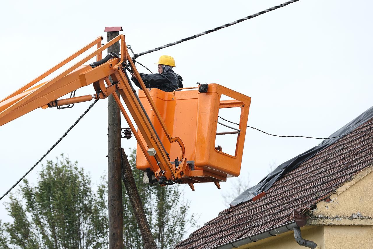 Čazma: Radnici HEP-a užurbano rade kako bi stanovnicima nakon nevremena vratili struju u domove