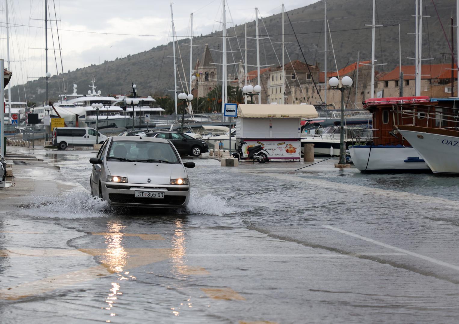 05.11.2023., Trogir - Cesta na Ciovu poplavljena plimom  Photo: Ivana Ivanovic/PIXSELL