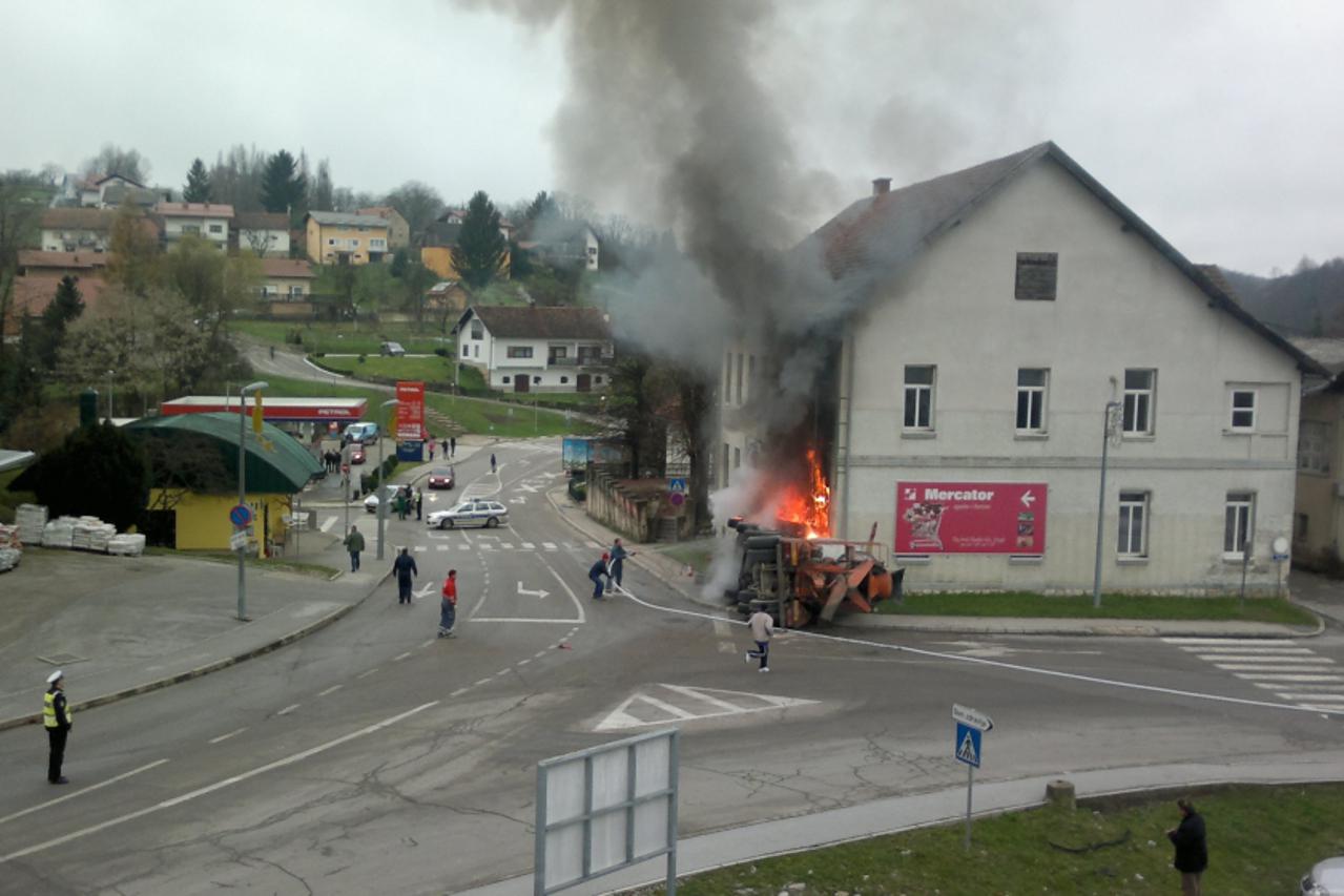 Kamion sa spremnikom za beton, Karlovac, mješalica (1)