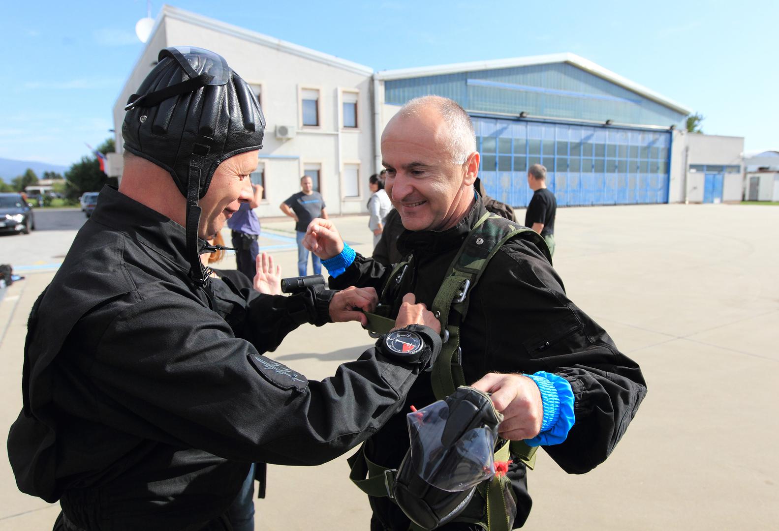 26.09.2012., Aerodom Lucko, Zagreb - Ministar branitelja  Predrag Fred Matic skocio je padobranom iz helikoptera s pripadnicima ATJ Lucko. rPhoto: Zeljko Lukunic/PIXSELLr 