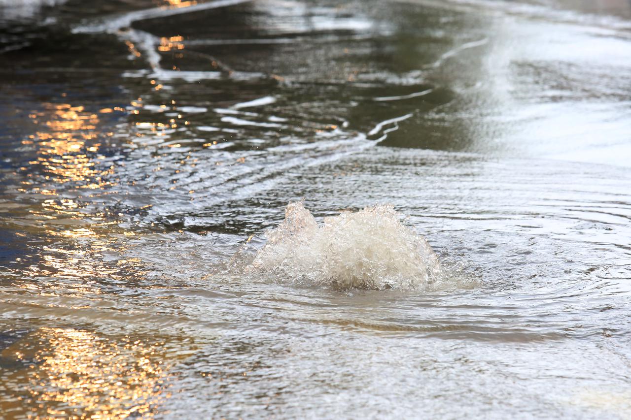 Šibenik: U centru grada prometni kolaps zbog poplave uzrokovane kišom