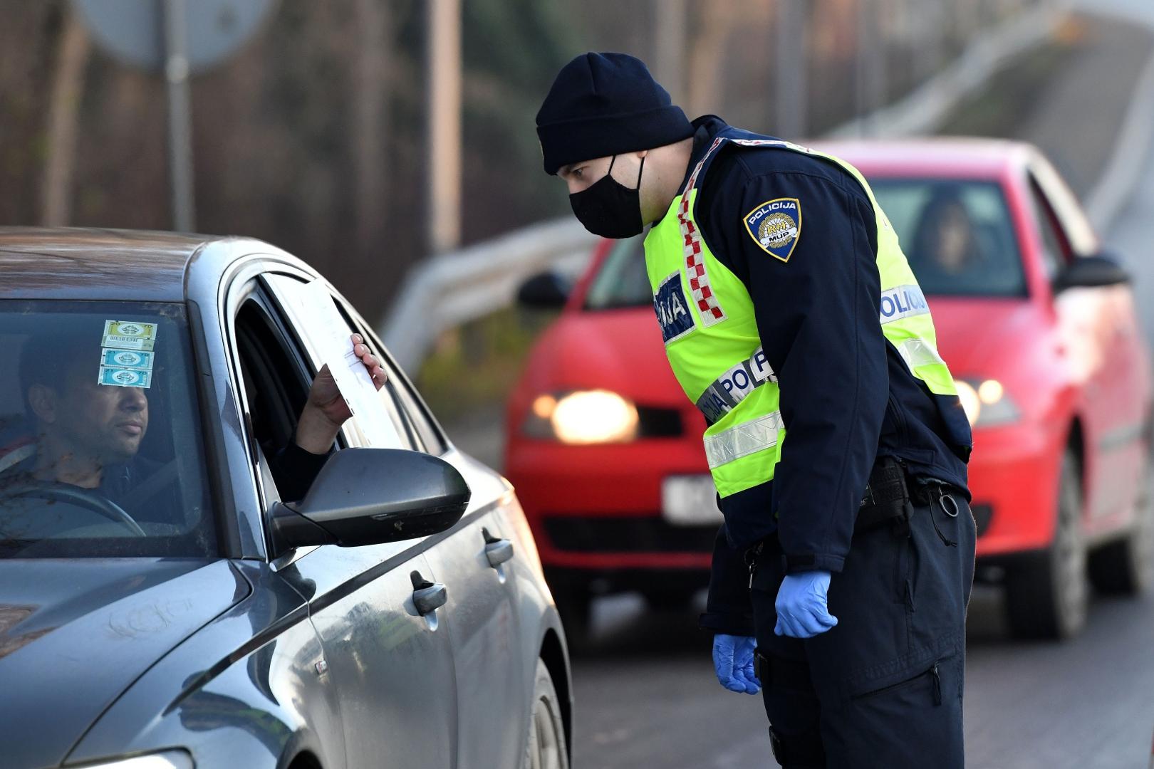 23.12.2020., Varazdin - Policijski sluzbenici kontroliraju E-propusnice na ulazu u Varazdinsku zupaniju.
Photo: Vjeran Zganec Rogulja/PIXSELL