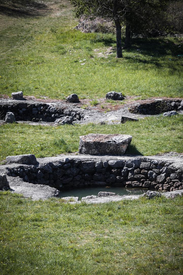 16.04.2020., Cista Provo - Sedam velikih krskih bunara koji datiraju iz srednjeg vijeka i ranije. Bunari se nalaze u sklopu arheoloskog lokaliteta Crljivica koji je pod zastitom UNESCO-a.
Photo: Milan Sabic/PIXSELL