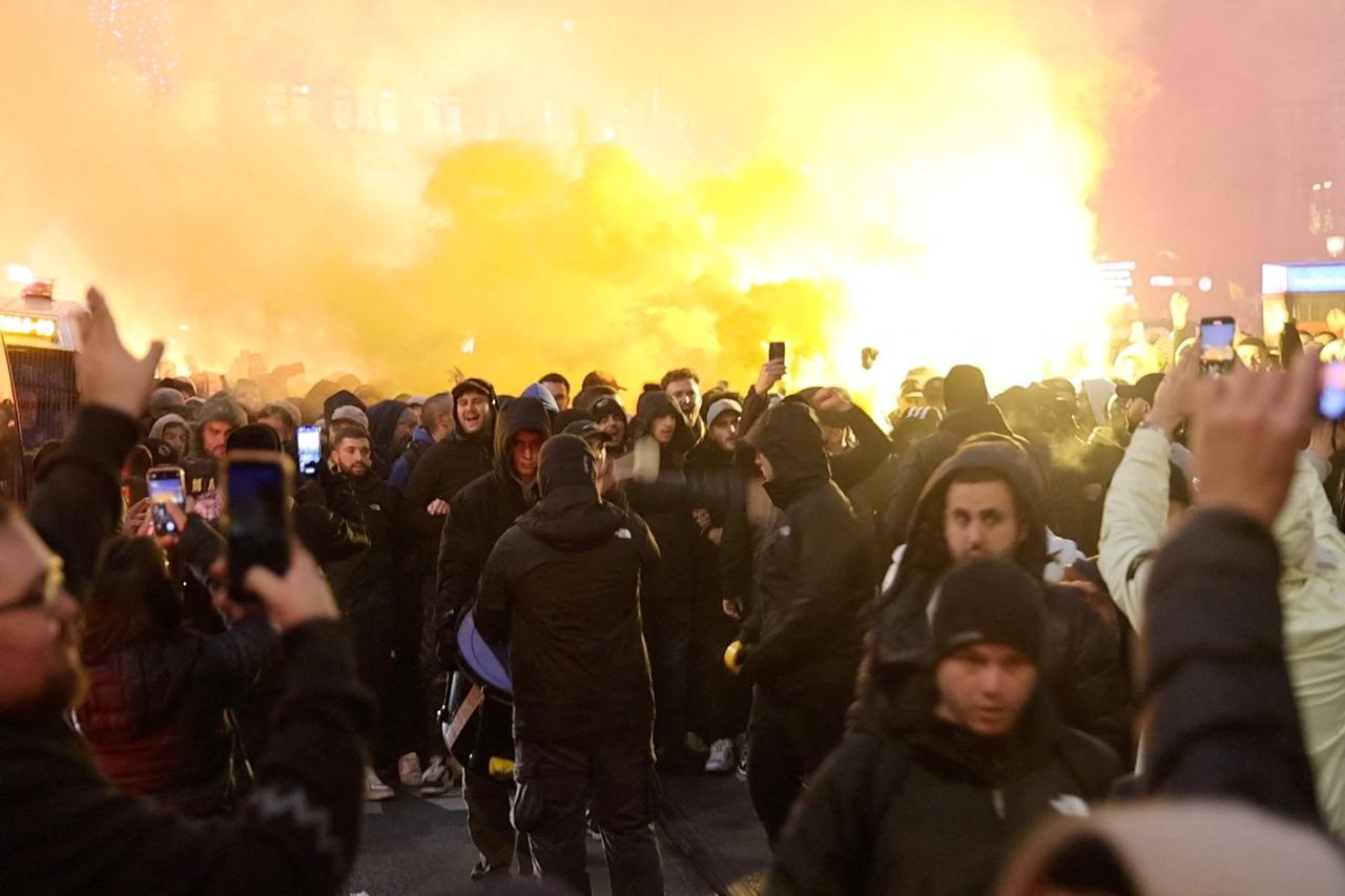 Israeli Maccabi Tel Aviv supporters demonstrate and light flares in Amsterdam