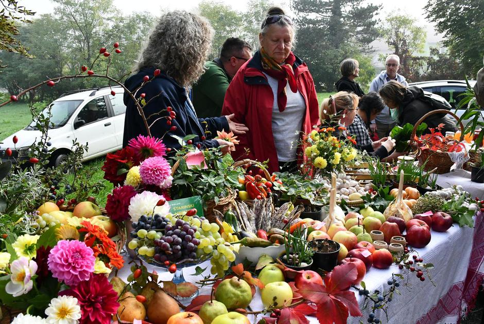 Cernik: Izložba plodova i prerađevina starih sorti voća i povrća "Sačuvajmo stare sorte"