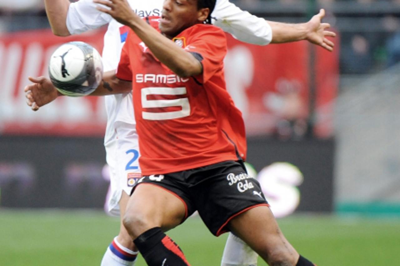 \'Rennes\' forward Jimmy Briand (C) vies with Lyon\'s defender Dejan Lovren during their French L1 football match Rennes vs Lyon, on April 03, 2010, at the route de Lorient stadium in Rennes. AFP PHOT