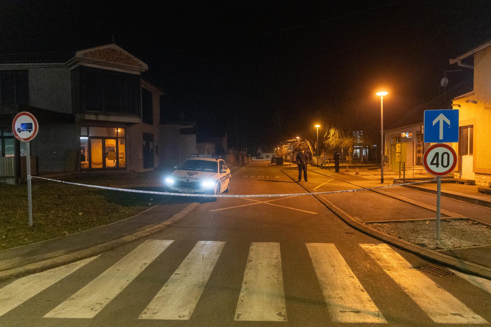 21.01.2024., Vukovar -  Policija je zatvorila ulicu Stjepana Filipovića u kojoj se nalazi Ekonomska skola, ispred koje je dojavljeno da se nalazio eksplozivni uredaj, policijski ocevid je u tijeku Photo: Borna Jaksic/PIXSELL