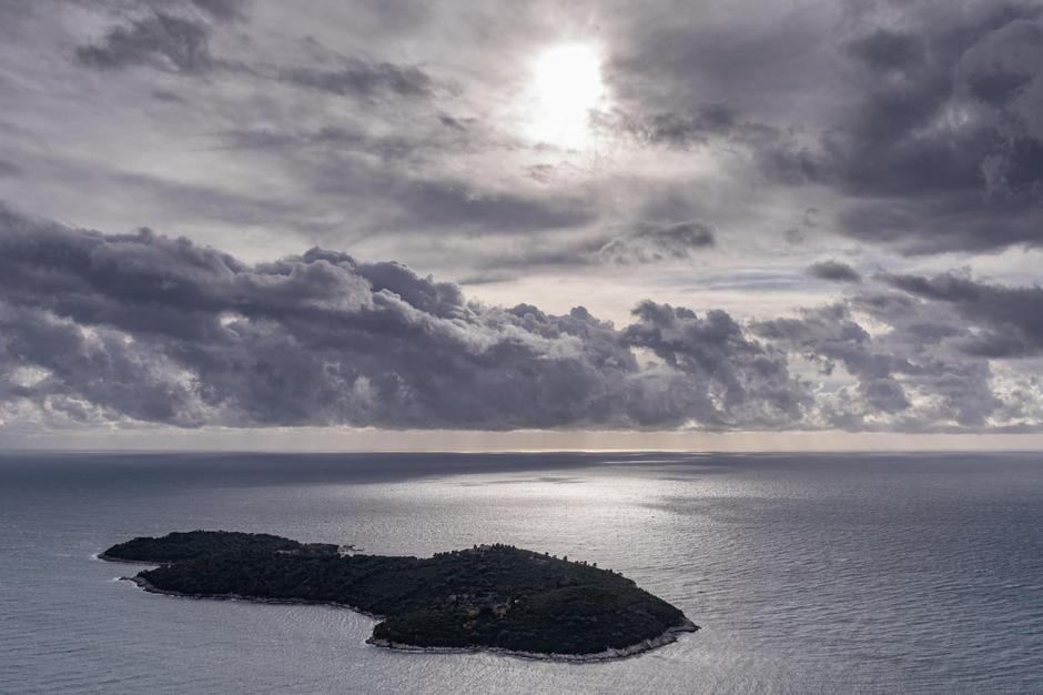 Pogled na Dubrovnik i otočić Lokrum