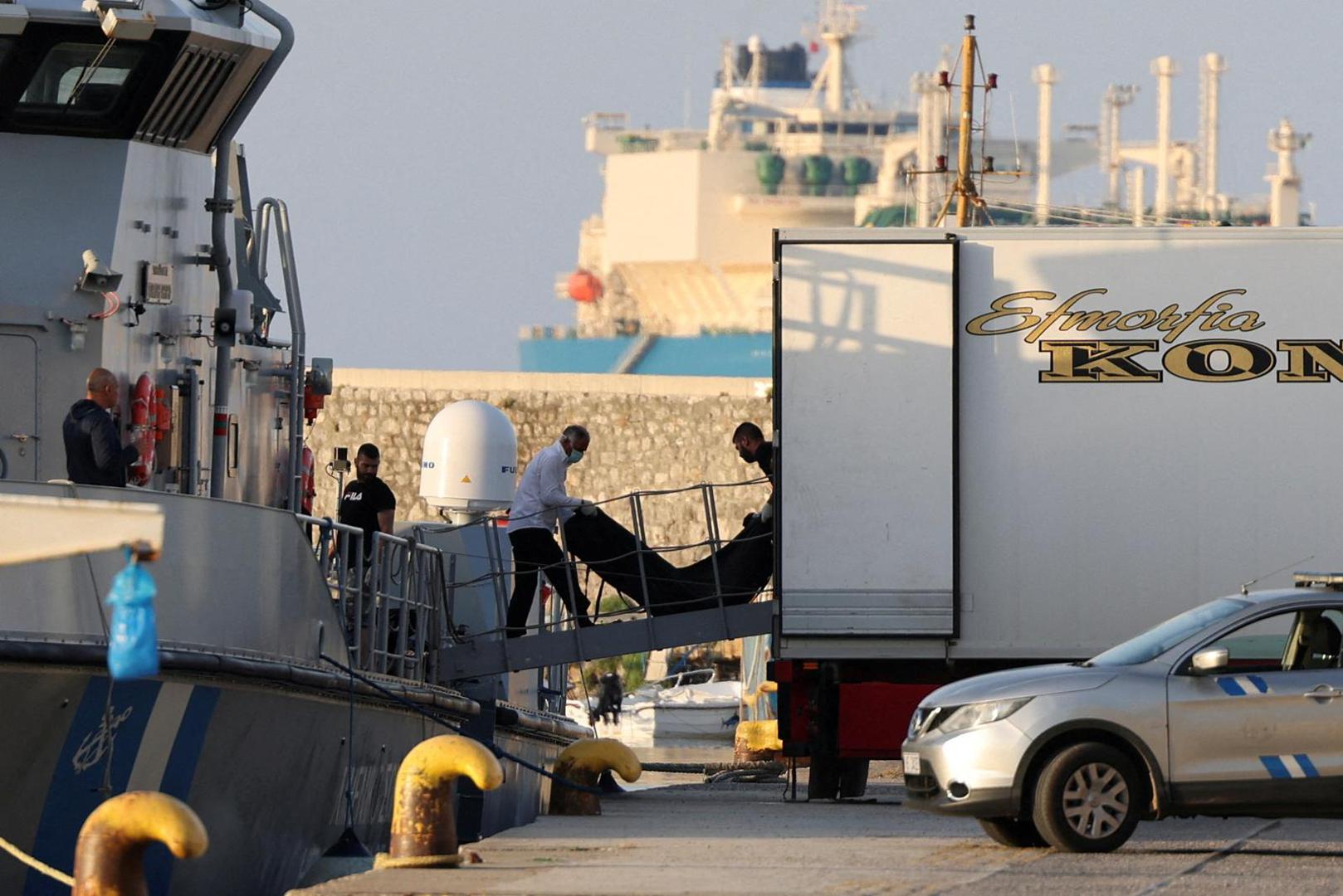 Men transfer body bags carrying migrants who died after their boat capsized in the open sea off Greece, onboard a Hellenic Coast Guard vessel at the port of Kalamata, Greece, June 15, 2023. REUTERS/Stelios Misinas     TPX IMAGES OF THE DAY Photo: STELIOS MISINAS/REUTERS