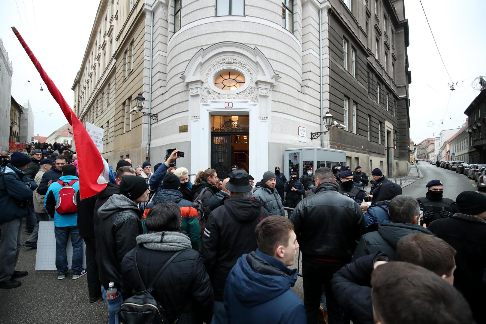 15.12.2021.,Zagreb - Na Markovu trgu poceli su se okupljat prosvjednici, a okupljanje budno prate brojni policijski sluzbenici.Prosvjednici ce svojim tijelima formirati bedem oko Markova trga 