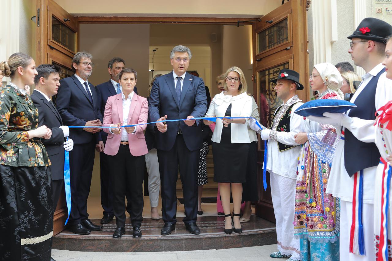 Subotica: Premijer Plenković u nazočnosti srbijanske kolegice Ane Brnabić otvorio novo sjedište hrvatske manjine u Srbiji 