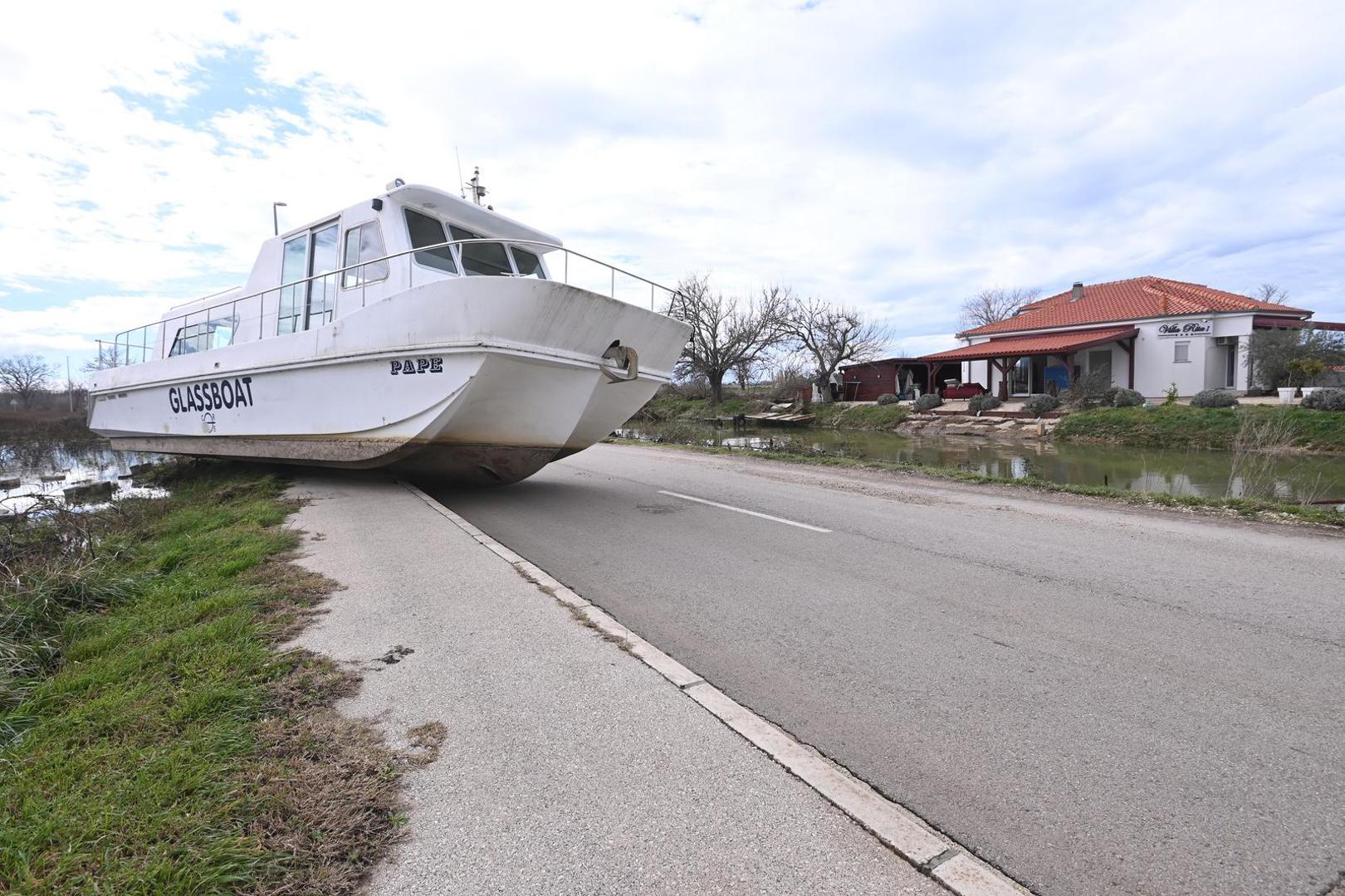 Voda koja je jučer poplavila dijelove Nina, danas se gotovo potpuno povukla