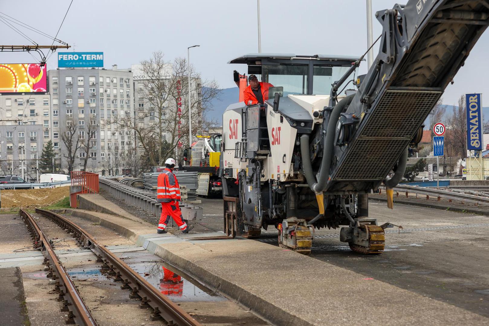 04.03.2024., Zagreb - Nova regulacija prometa radi radova sanacije prijelaznih naprava i izvanrednog odrzavanja Jadranskog mosta. Za vrijeme izvodjenja radova, za promet ce biti zatvoren istocni kolnik mosta, a sav promet odvijat ce se dvosmjerno po zapadnom kolniku, u dva prometna traka za svaki smjer. U zoni radova na Jadranskom mostu bit ce onemoguceno kretanje pjesaka i biciklista, koji ce biti preusmjereni preko starog Savskog mosta. Photo: Igor Kralj/PIXSELL