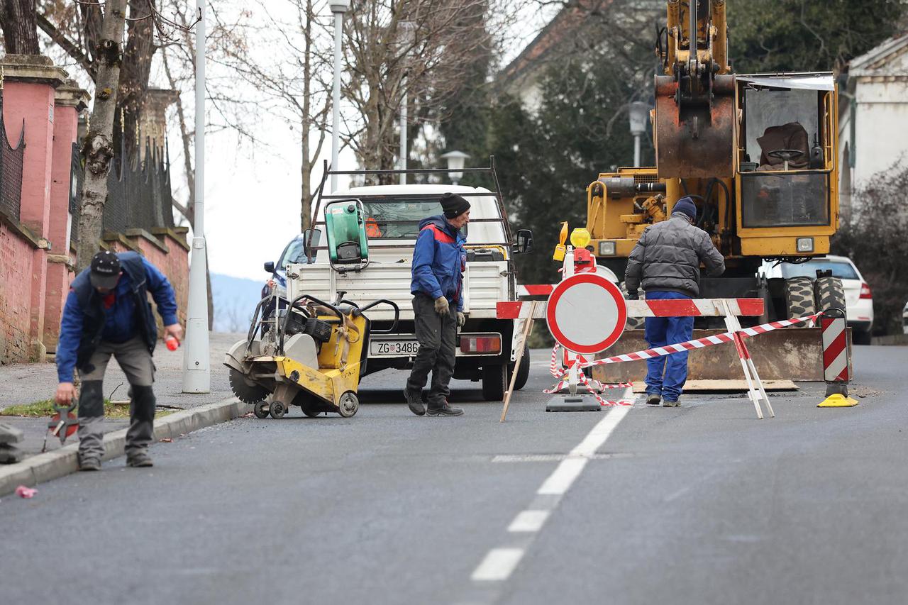 Zagreb: Obustavljen promet Jurjevskom ulicom zbog hitne sanacije kolnika