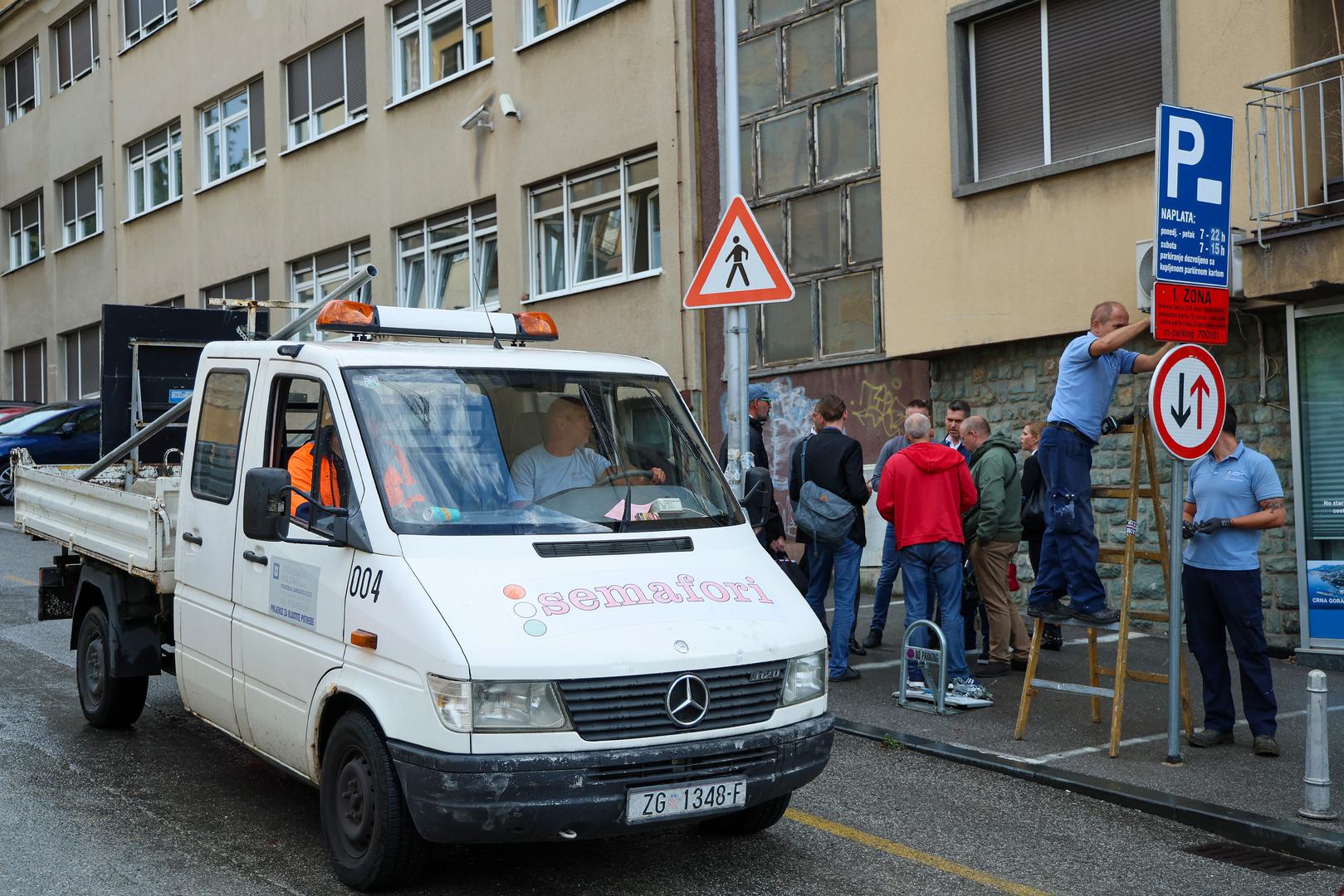 Korisnicima parkirnih mjesta, dodao je, zadan je rok da sami uklone preklopne stupiće, no ako to ne naprave do kraja ovog tjedna, već idućeg uklonit će ih nadležne gradske službe. 