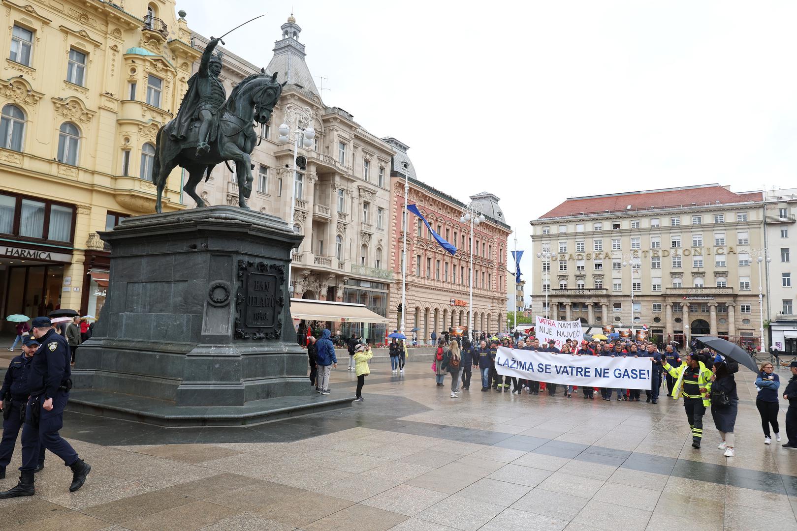 03.05.2024., Zagreb - Koordinacija sindikata i udruga profesionalnih vatrogasaca organizirala je prosvjed vatrogasaca na Trgu sv. Marka.  Photo: Sanjin Strukic/PIXSELL