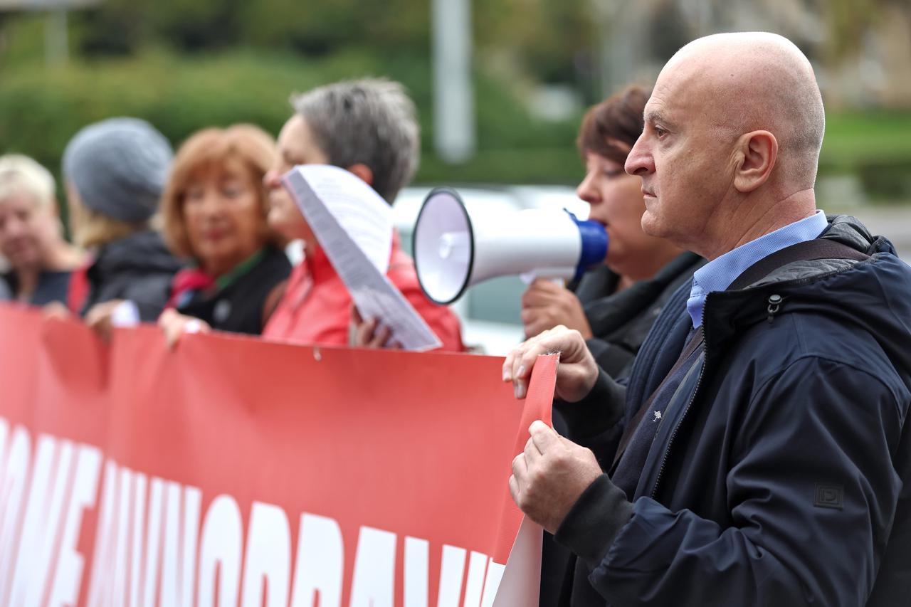 Zagreb: Forum žena SDP-a ispred Palače pravde upozorio na sve učestalije obiteljsko nasilje