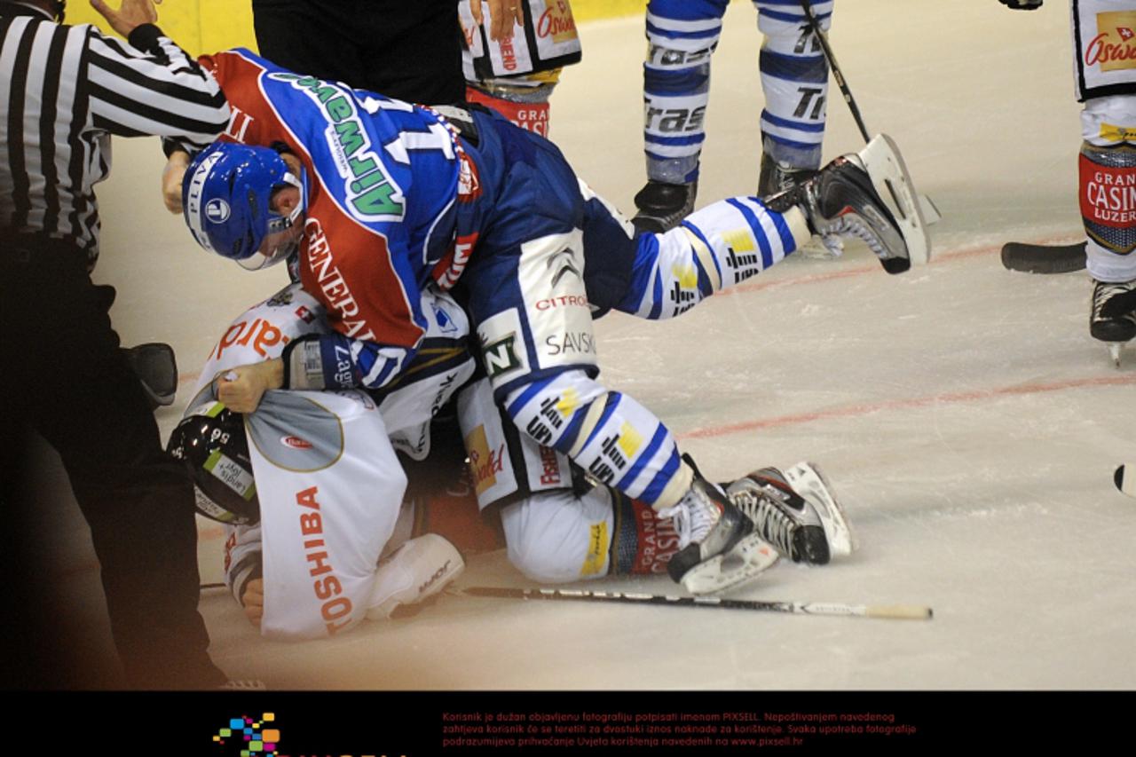 '03.09.2011.Zagreb , Dom Sportova  -   2. Memorijalni turnir Ferdo Spajic , izmedju KHL Medvescak i EV Zug , tucnjava Tom Zanoski i Fabijan Schnyder. Photo: Daniel Kasap/PIXSELL'