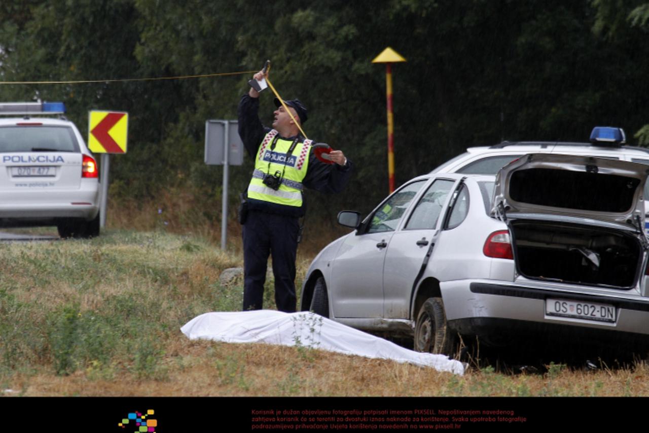 '13.09.2012., Osijek - Na cesti izmedju mjesta Zelcin i Marijanci dogodila se prometna nesreca u kojoj je jedna osoba smrtno stradala. Policijski ocevid na mjestu nesrece. Photo:Marko Mrkonjic/PIXSELL