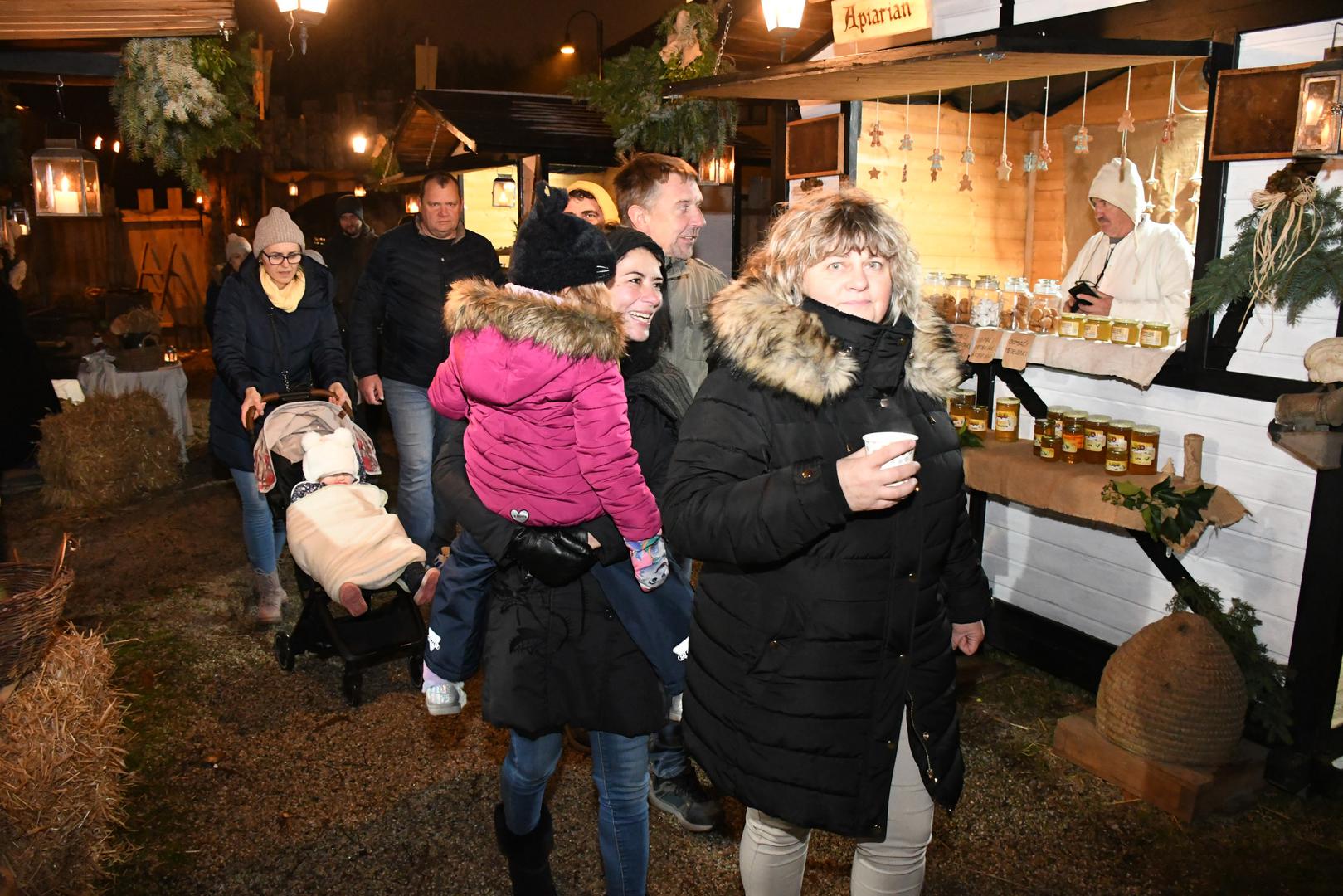 POSJETITELJI mogu osjetiti dašak minulog vremena u kojem su sajmovi izgledali upravo ovako. Pije se tu
i pivo od koprive, kuhana rakija krampampula, srednjovjekovno vino hipokras, jede gulaši od vepra, pa i
raščehnuta gujda
