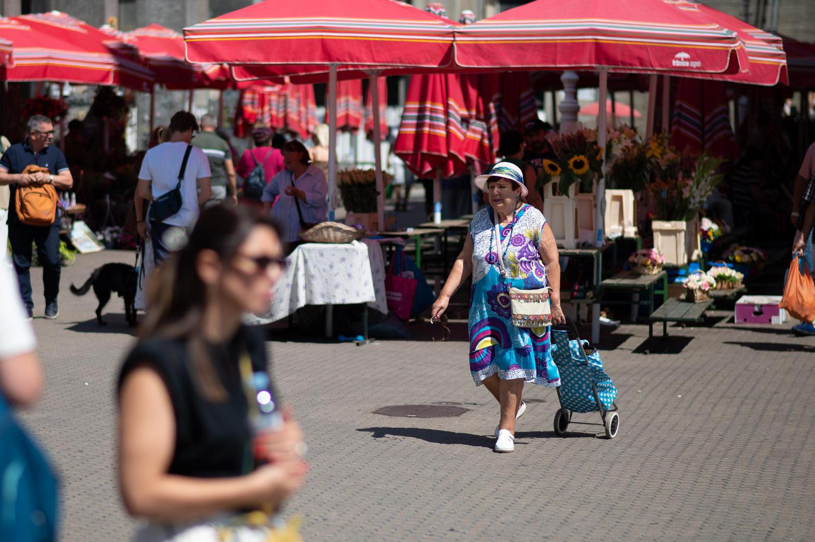 09.08.2024., Zagreb - Ponovno je stigao toplinski val, a gradani traze osvjezenje, skrivaju se u hladovinu, suncaju se i ne izlaze bez sesira. Photo: Marko Juric/PIXSELL