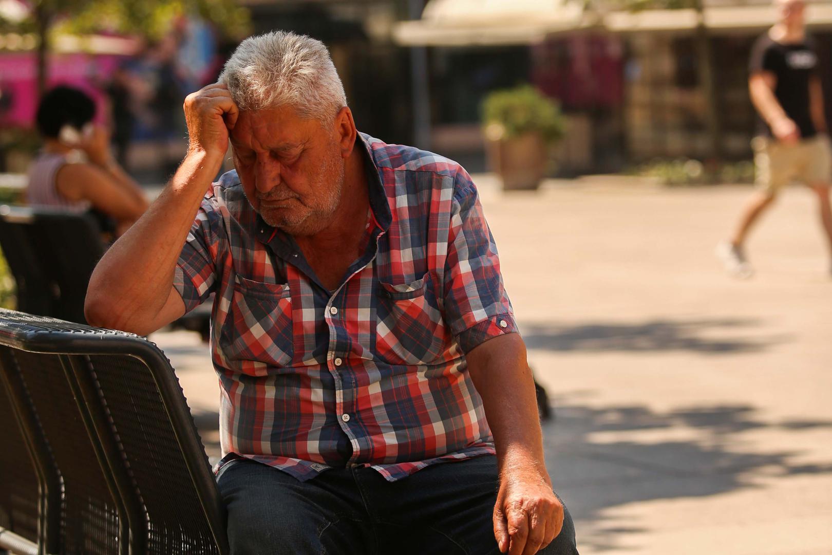 22.07.2022., Zagreb - Gradjani na razne nacine pronalaze spas od visokih ljetnih temperatura. Photo: Antonio Jakus/PIXSELL