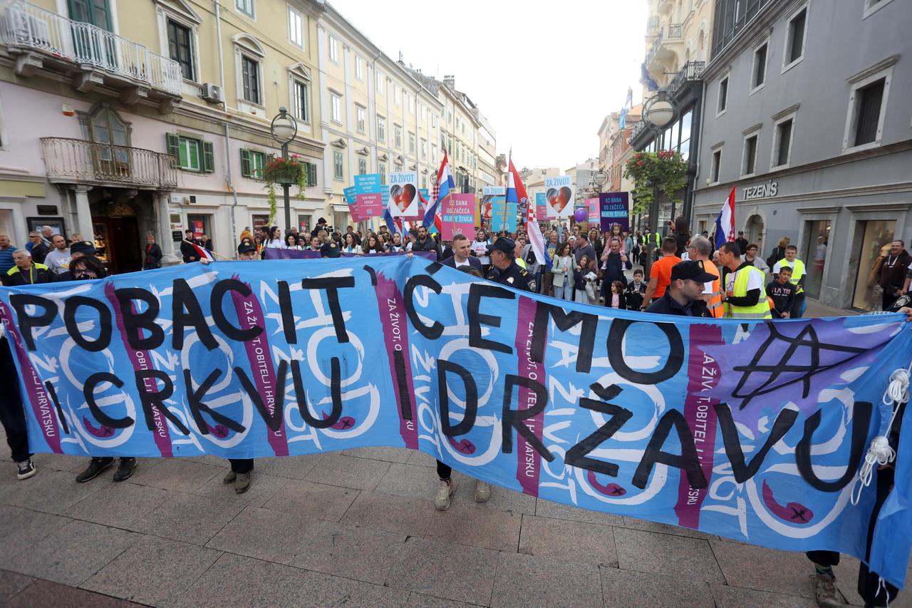 Rijeka: Održan Hod za život, pratili ih prosvjednici