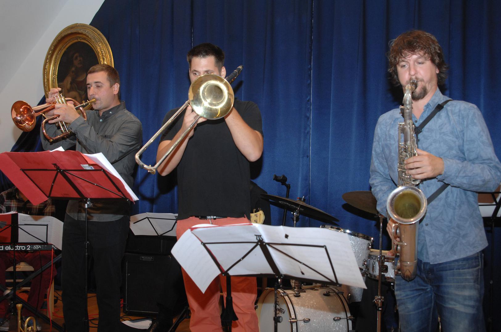 27.09.2014., Bjelovar - Jazz sekstet B's FUNstallation u Gradskom muzeju odrzao svoj prvi koncert pred bjelovarskom publikom. Predvodjeni trubacem Zvonimirom Bajevicem i trombonistom Mironom Hauserom (brat poznatog violoncelista Stjepana Hausera iz 2Cellos) izveli su uglavnom autorske stvari, a sjajnim su nastupom odusevili poklonike jazz glazbe. Inace, koncert je odrzan u sklopu obiljezavanja Dana grada Bjelovara i bjelovarskih branitelja.  "nPhoto: Damir Spehar/PIXSELL                                 